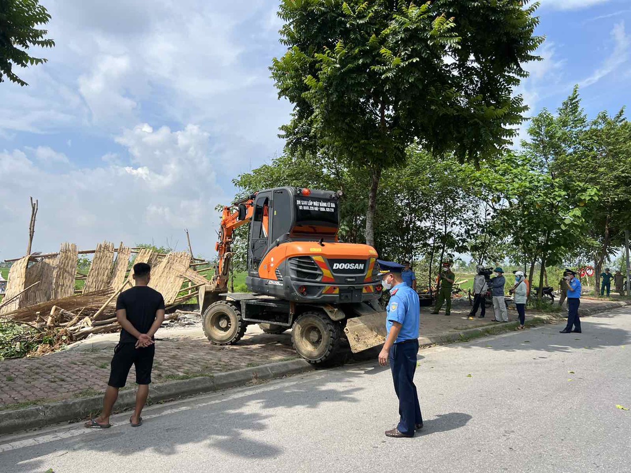 Hà Nội giải tỏa vi phạm lấn chiếm lòng đường, vỉa hè trên đường Hồ Chí Minh và Quốc lộ 21A