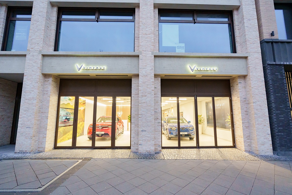 VinFast khai trương 2 cửa hàng đầu tiên tại Cologne và Paris