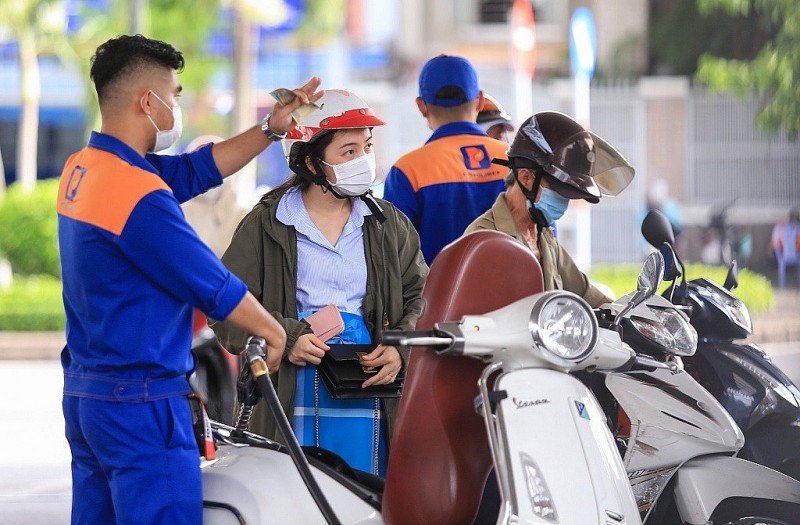 Tiếp tục giảm sốc, giá xăng về mức thấp nhất năm