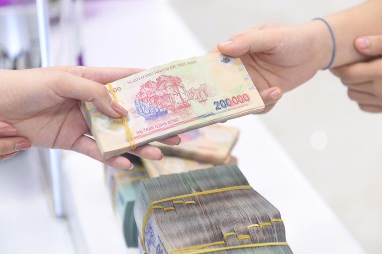 Doanh nghiệp chê lãi suất cao, ngân hàng có động thái 'nóng'