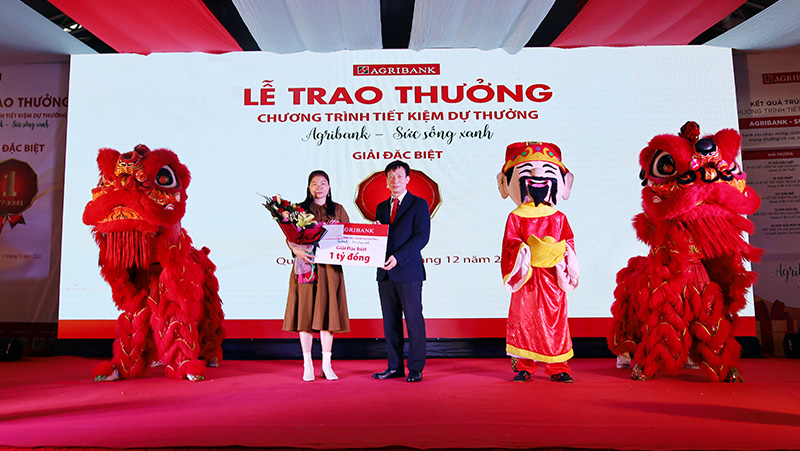 Agribank trao thưởng giải đặc biệt 01 tỷ đồng chương trình Tiết kiệm dự thưởng “Agribank - Sức sống xanh” tại Quảng Bình