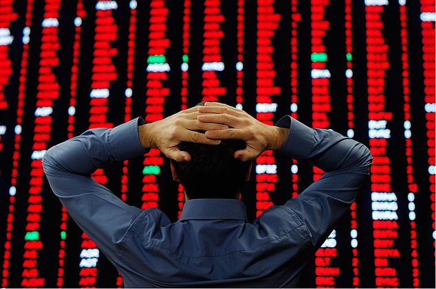 Áp lực bán tháo diện rộng, VN-Index rơi vào trạng thái nguy hiểm