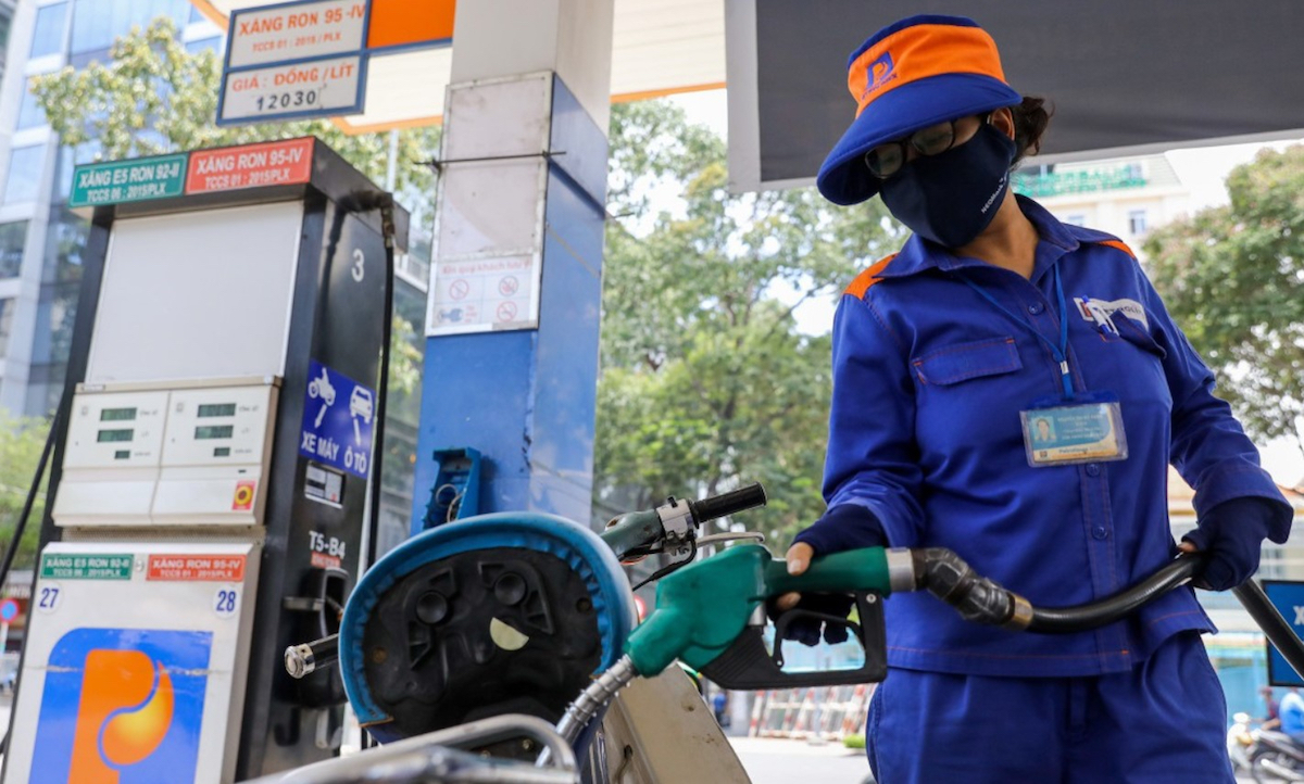 Giảm lần thứ 4 liên tiếp, xăng E5 RON 92 rớt mốc 20.000 đồng/lít