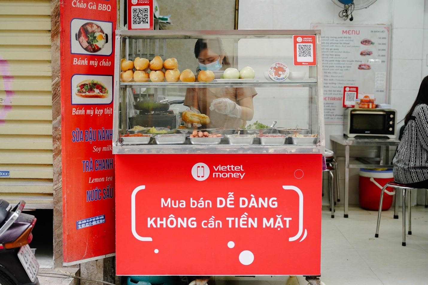 Người Việt ngày càng ít dùng tiền mặt
