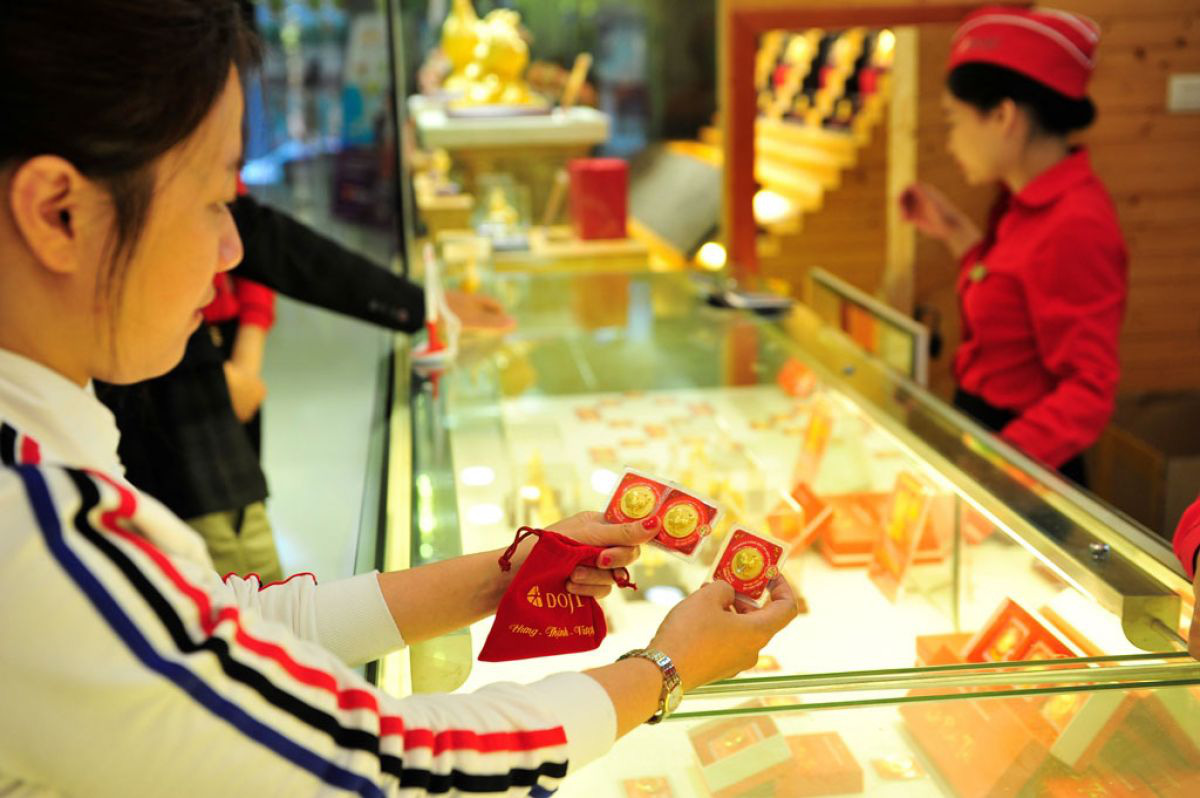 Giáp Tết có nên 'ôm' vàng chờ ngày vía Thần Tài?