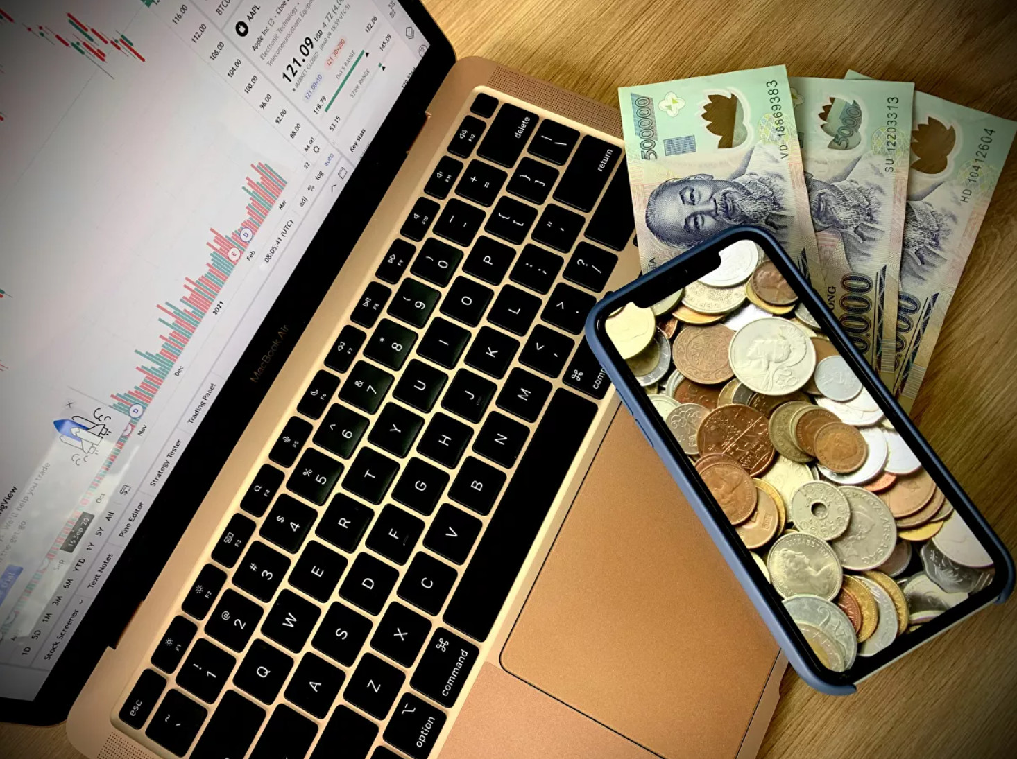 Áp lực bán mạnh trở lại, VN-Index đảo chiều cuối phiên
