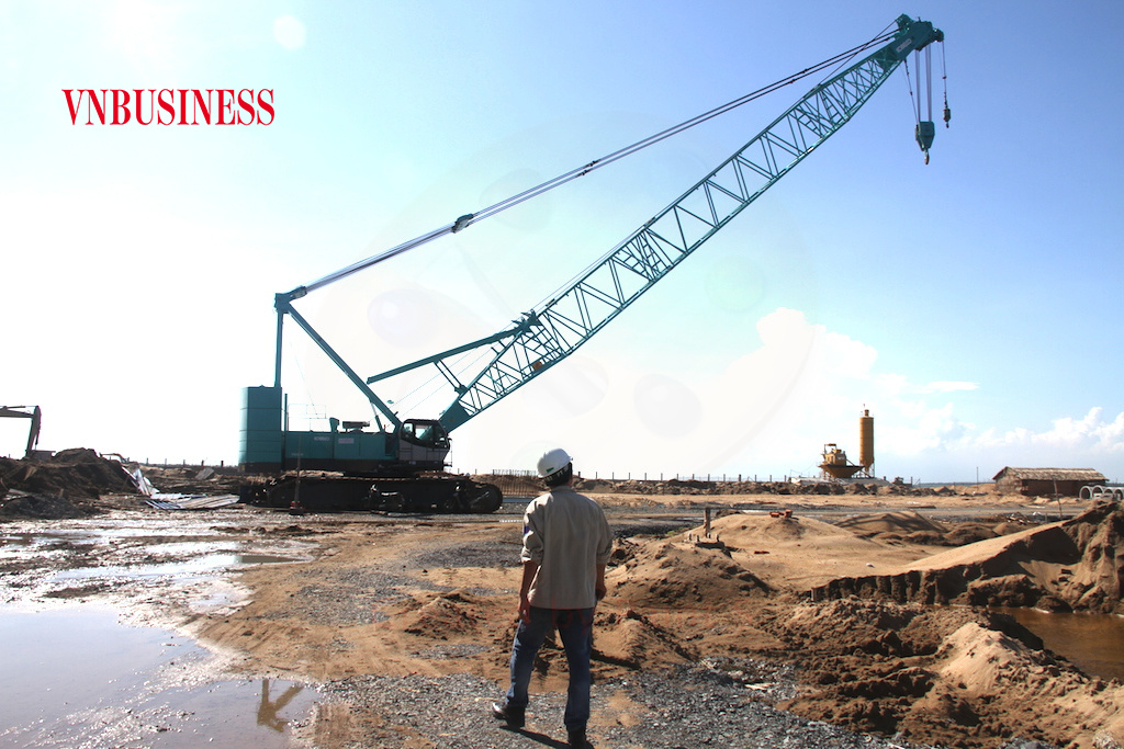 Lĩnh vực chính suy giảm, các doanh nghiệp xây dựng 'sống' bằng gì?