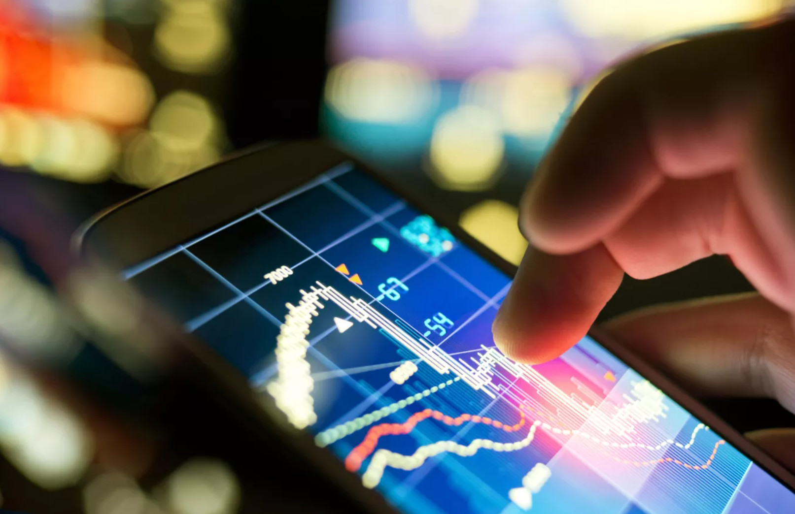 Khởi đầu tuần mới chậm chạp, VN-Index thoát hiểm cuối phiên