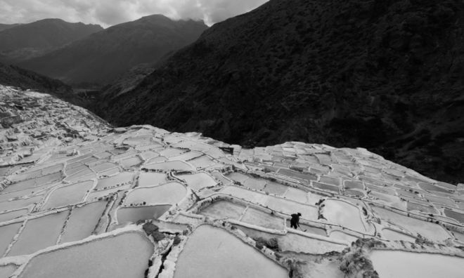 <p>
<strong>Pêru</strong><br /><br /><em>Giếng muối trên sườn đồi ở Mỏ muối Maras ở Peru.</em><br /><br />Một người khai thác muối đơn độc sử dụng cào gỗ để lấy muối từ sườn đồi tại Mỏ muối Maras của Peru trong bức ảnh này do An Li chụp.<br /><br />Các mỏ bao gồm khoảng 4.500 giếng muối, mỗi giếng sản xuất khoảng 400 pound muối mỗi tháng.</p>