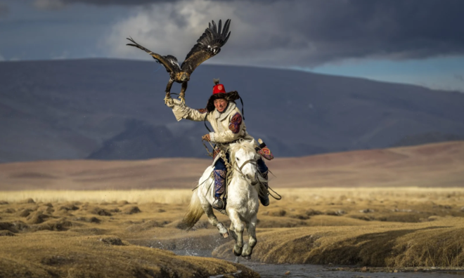 <p>
<strong>Mông Cổ</strong><br /><br /><em>Thợ săn và con đại bàng cưỡi ngựa trên đồng cỏ Bayan-Olgii, Mông Cổ.</em><br /><br />Để ghi lại khoảnh khắc này, nhiếp ảnh gia Eric Esterle đã nằm sấp ở mép suối khi con ngựa đi qua cách đó chưa đầy vài bước chân.</p>