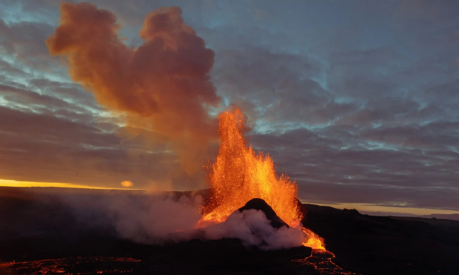<p>
<strong>Iceland</strong><br /><br /><em>Núi lửa Fagradalsfjall của Iceland phun trào vào năm 2021.</em><br /><br />Riten Dharia, người đã chụp cảnh trên Bán đảo Reykjanes, cho biết dòng dung nham kéo dài sáu tháng bao phủ cảnh quan xung quanh bằng lớp đá đen cứng là “một cuộc triển lãm về sức mạnh nguyên sơ và tuyệt vời của tự nhiên”.</p>