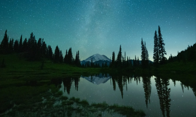<p>
<strong>Hoa Kỳ</strong><br /><br /><em>Hồ Tipsoo trong Công viên Quốc gia Mount Rainier ở bang Washington.</em><br /><br />Bức ảnh này mô tả bầu trời đêm phản chiếu trên mặt nước của Hồ Tipsoo ở Công viên Quốc gia Mount Rainier, Washington.</p><br /><br /><p class="Normal">Từ bên kia hồ, nhiếp ảnh gia W. Kent Williamson cho biết anh có thể nhìn thấy ánh đèn lồng của những người leo núi đang leo lên đỉnh núi Rainier cao 14.411 foot.</p><p class="Normal">Anh nói: “Bầu trời đêm trong vắt một cách bất thường và có thể nhìn thấy Dải Ngân hà ngay phía trên ngọn núi".</p>