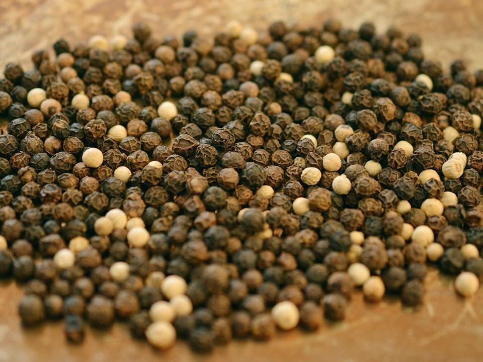 Cao nhất ở mức 66.000 đồng/kg, giá tiêu không biến động