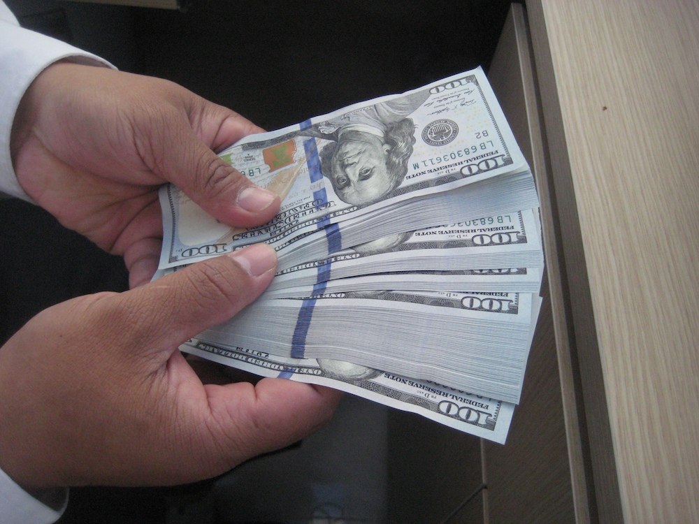 Đến lúc bỏ quy định lãi suất tiền gửi USD 0%?