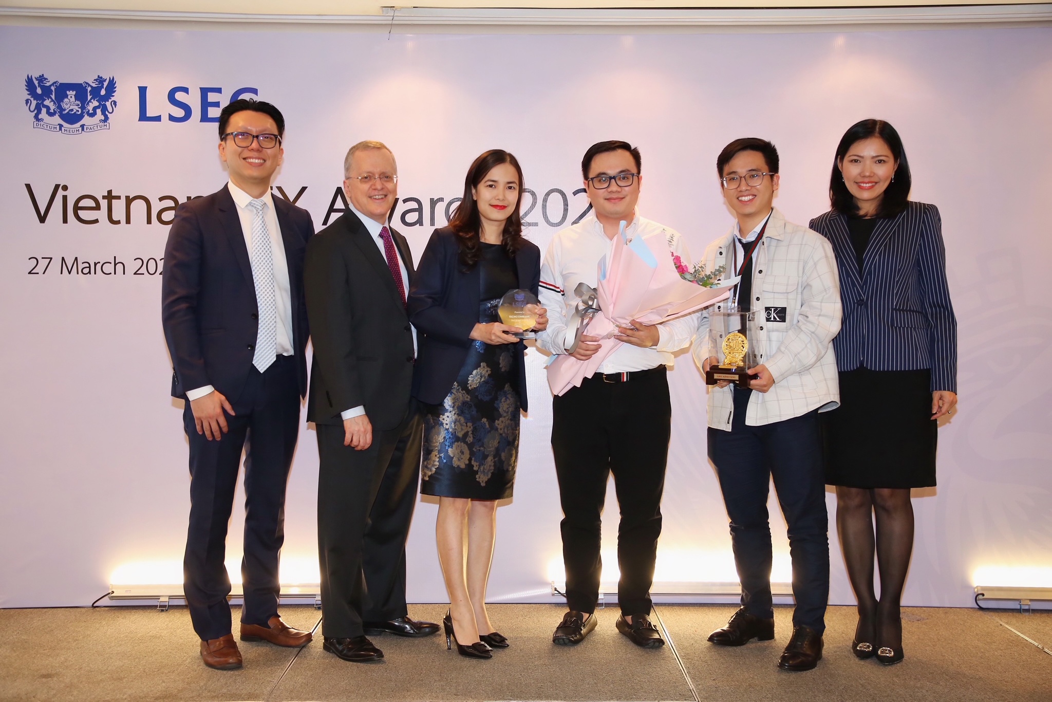 Techcombank được vinh danh “Nhà tạo lập thị trường ngoại hối xuất sắc nhất Việt Nam” 2 năm liên tiếp.