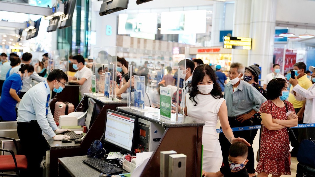 Có nên áp giá sàn vé máy bay nội địa?