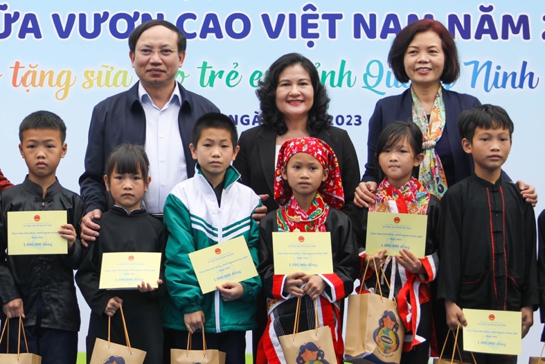 Vinamilk & Quỹ sữa vươn cao Việt Nam khởi động hành trình năm thứ 16 tại Quảng Ninh