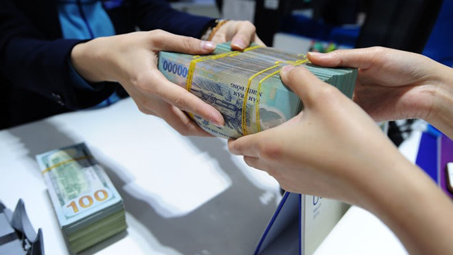 Người dân tìm hiểu thông tin vay tín dụng