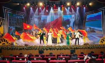 Xúc động Chương trình giao lưu nghệ thuật 'Ngày vui thống nhất'