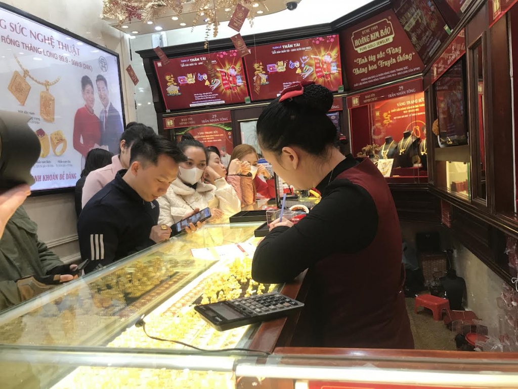 Người dân đang bán vàng ra nhiều hơn mua vào