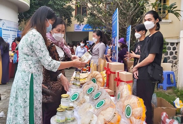 Phụ nữ Ba Tơ giúp nhau giảm nghèo