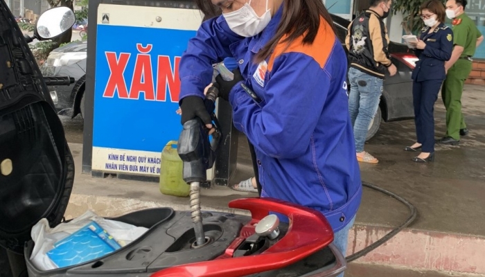 Một cửa hàng ở Hà Nội bị phát hiện bán xăng kém chất lượng
