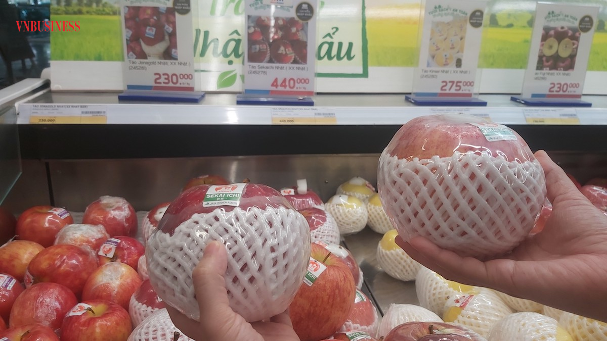 Giữa 'bão' lạm phát, hàng nội gặp thêm sức ép trên ‘sân nhà’