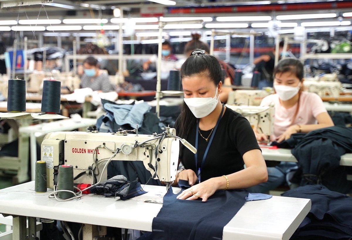 Trang phục đạo Hồi, cá khô… mở lối cho xuất khẩu thời lạm phát