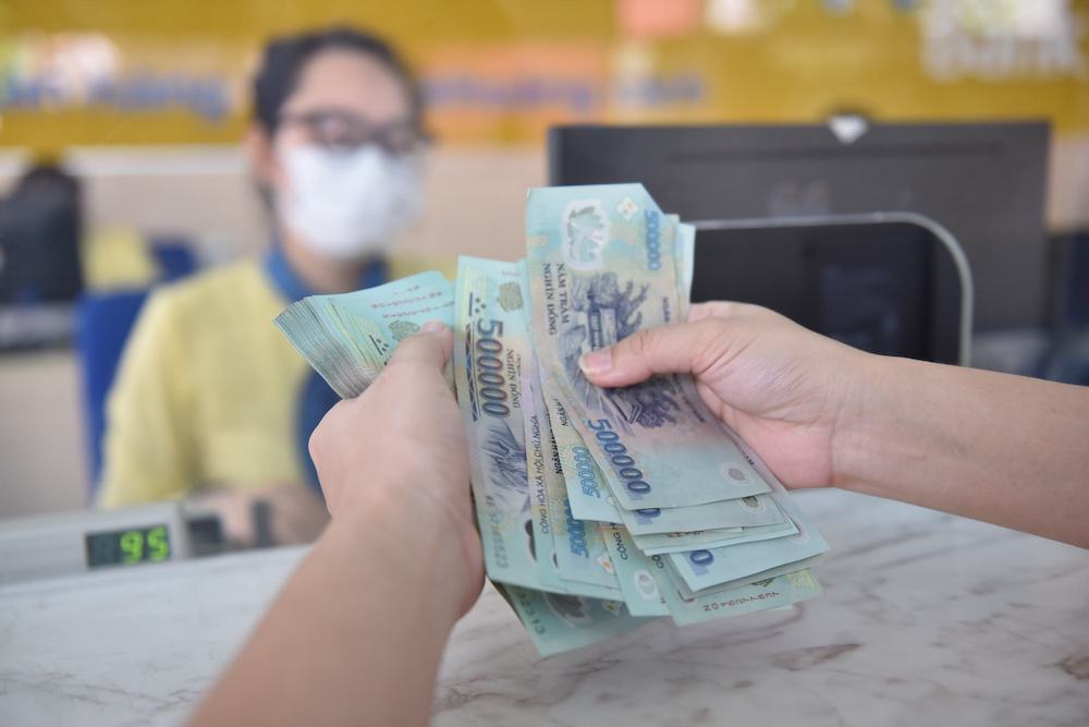 Thanh khoản hệ thống dồi dào, lãi suất trên thị trường liên ngân hàng giảm mạnh