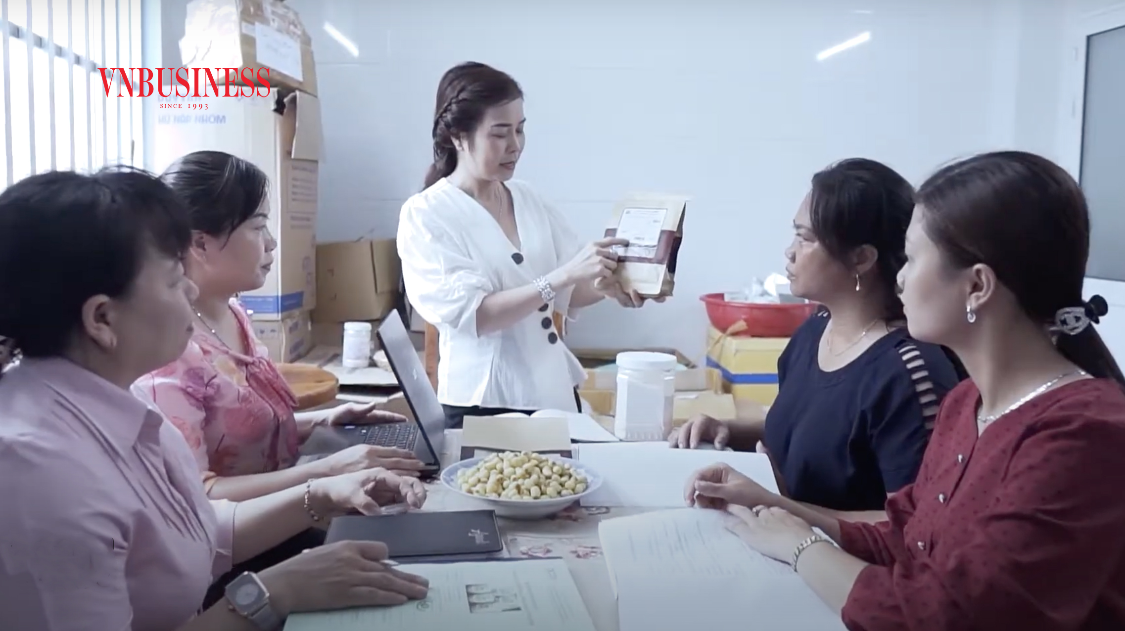 Nữ Giám đốc HTX đưa hương sen Long Tân bay xa