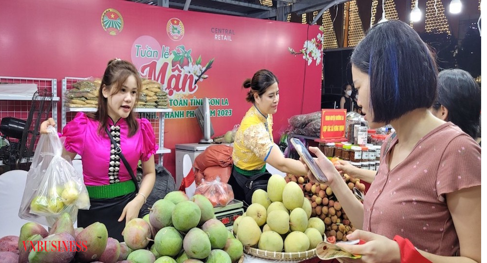 Chợ nông sản Sơn La ở Thủ đô 'đắt hàng như tôm tươi'