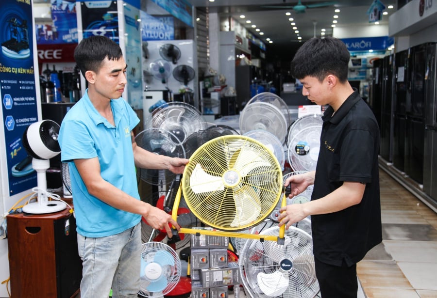 Quạt tích điện đang sốt xình xịch, nguy cơ bị 'thổi giá'