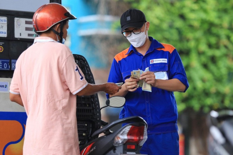 Dứt đà tăng, giá xăng giữ ổn định
