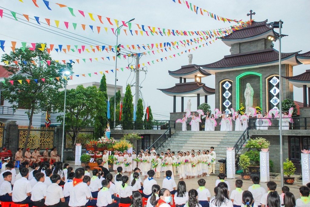 Giáo dân Long Thành kính Chúa, yêu nước bằng những việc làm cụ thể