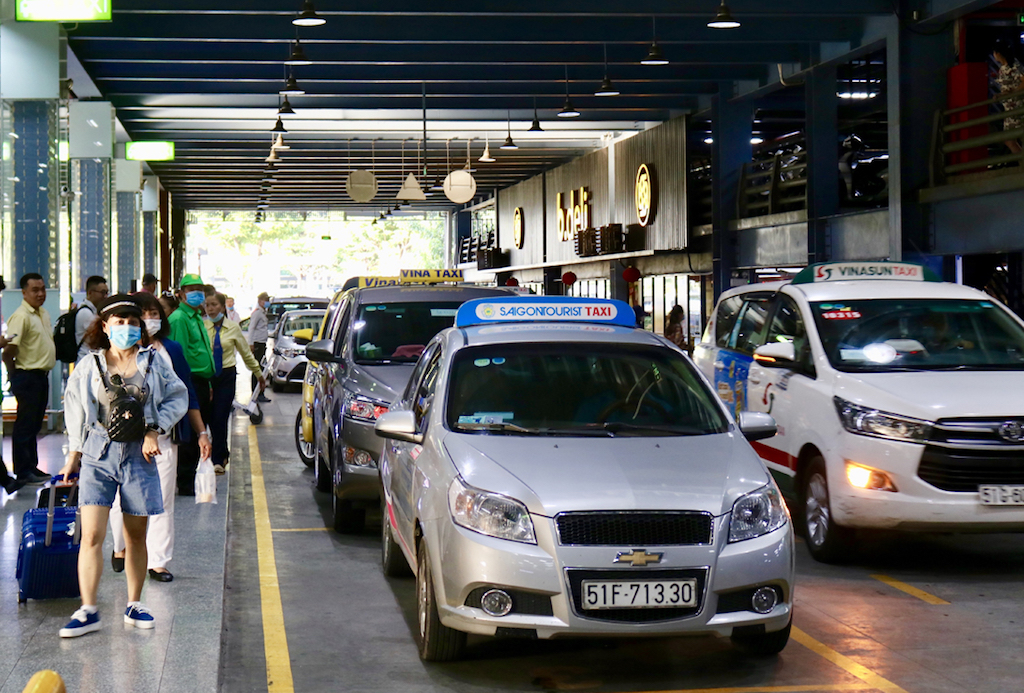 Thấy gì từ việc hãng taxi Saigon Tourist bị dừng hoạt động ở sân bay Tân Sơn Nhất