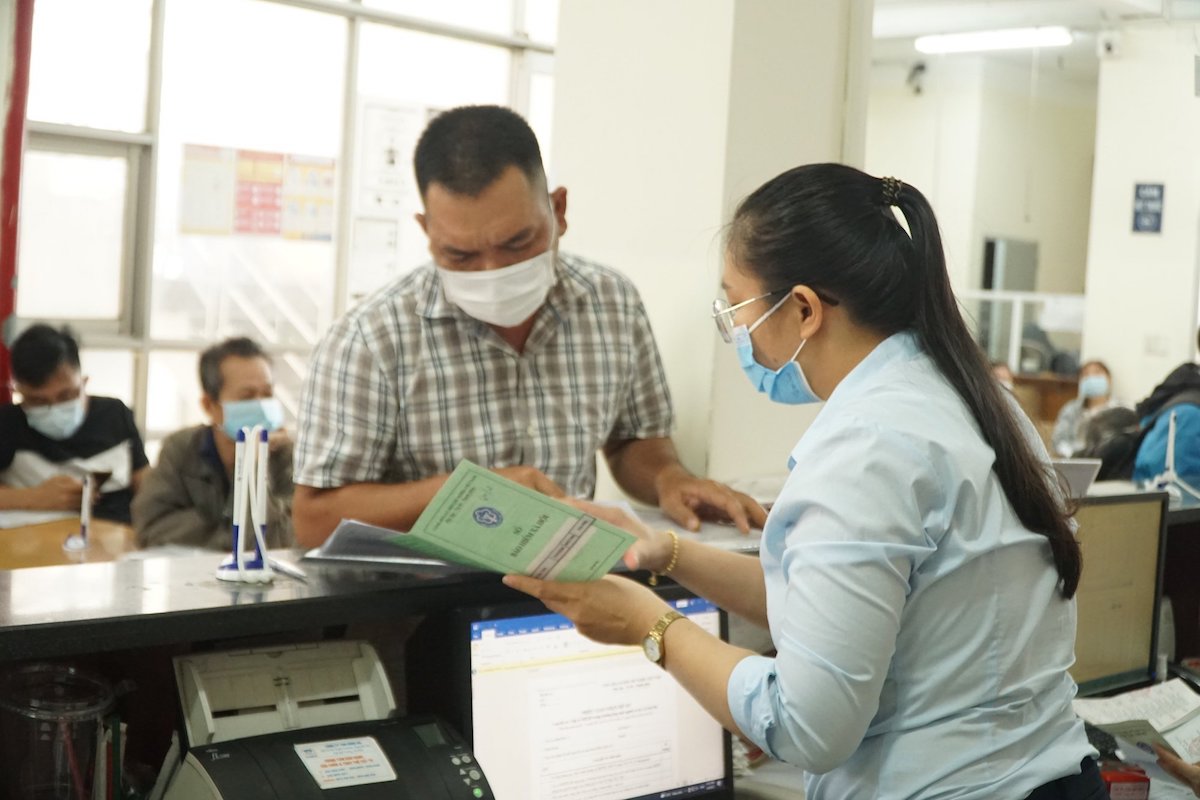 Sửa Luật thế nào để giảm tình trạng rút BHXH một lần?