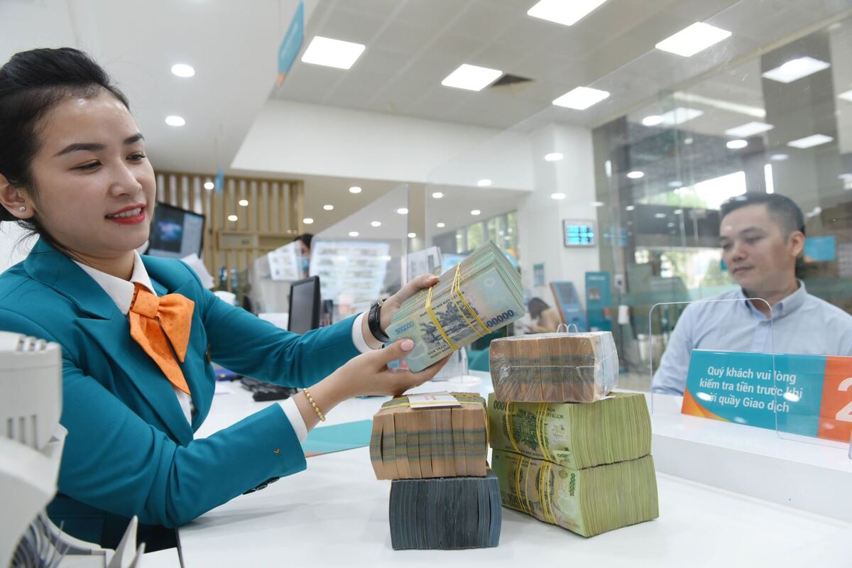Ngân hàng lo lỗ khi phải 'gồng mình' trả lãi tiền gửi khi không cho vay được