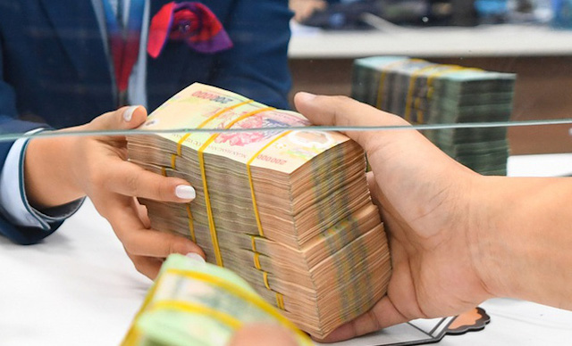 Lãi suất giảm 1%, người dân bớt gửi tiền tiết kiệm ngân hàng