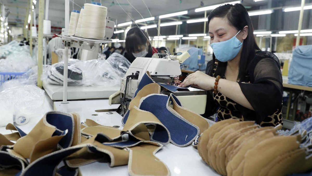 Nike tăng sản xuất ở Indonesia và lời cảnh tỉnh xuất khẩu thoát gia công