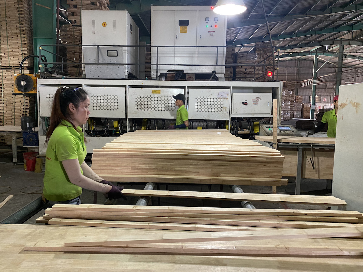 Xuất khẩu gỗ đối mặt nhiều yêu cầu mới, phải báo cáo tình trạng sử dụng lao động và tiền lương