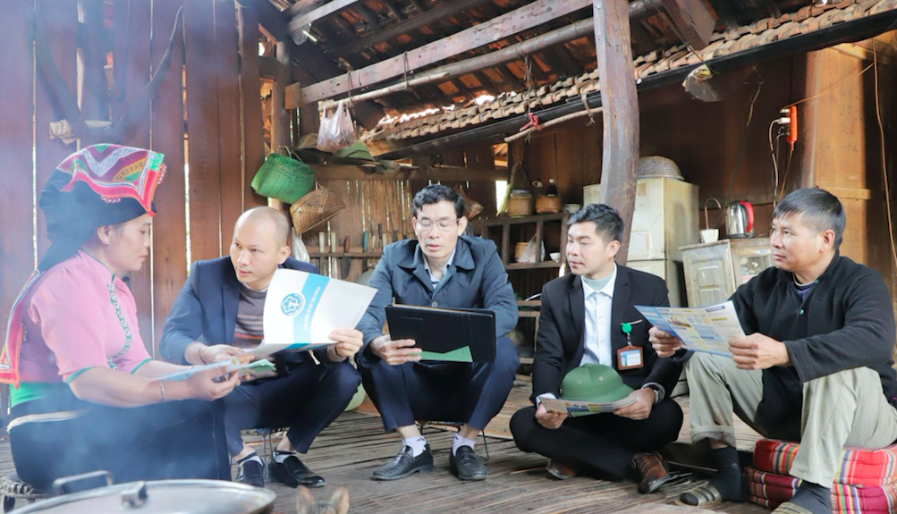Cán bộ xã ‘xắn tay’ giúp bà con có lương hưu khi về già