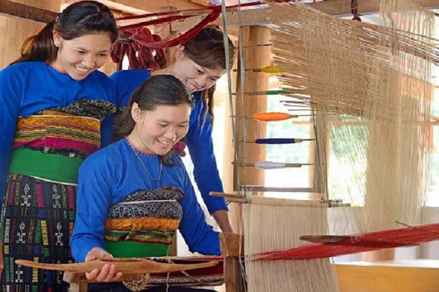 Đời sống đổi thay ở huyện miền núi biên giới Quan Sơn