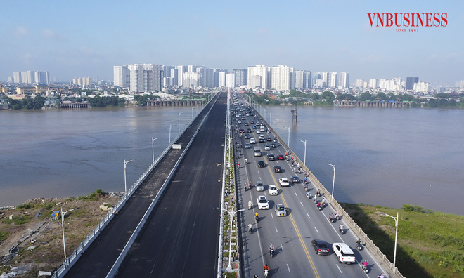<p class="Normal">
Công trình xây dựng cầu Vĩnh Tuy giai đoạn 2 được khởi công từ tháng 1/2021 với tổng mức đầu tư trên 2.500 tỷ đồng, đến nay đã gần hoàn tất.</p>