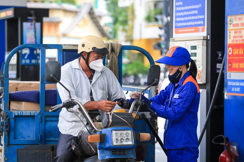 Giá xăng dầu tiếp tục tăng mạnh, RON 95 lên mốc 24.601 đồng/lít