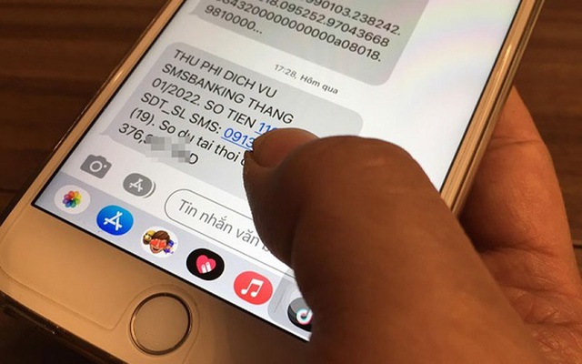 Vì sao các ngân hàng tăng phí dịch vụ SMS?