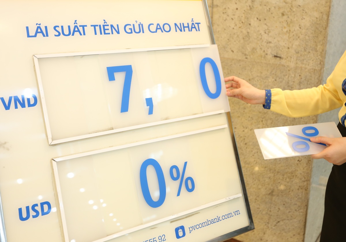 Lãi suất tiết kiệm không ngừng giảm, mức 7%/năm rất hiếm