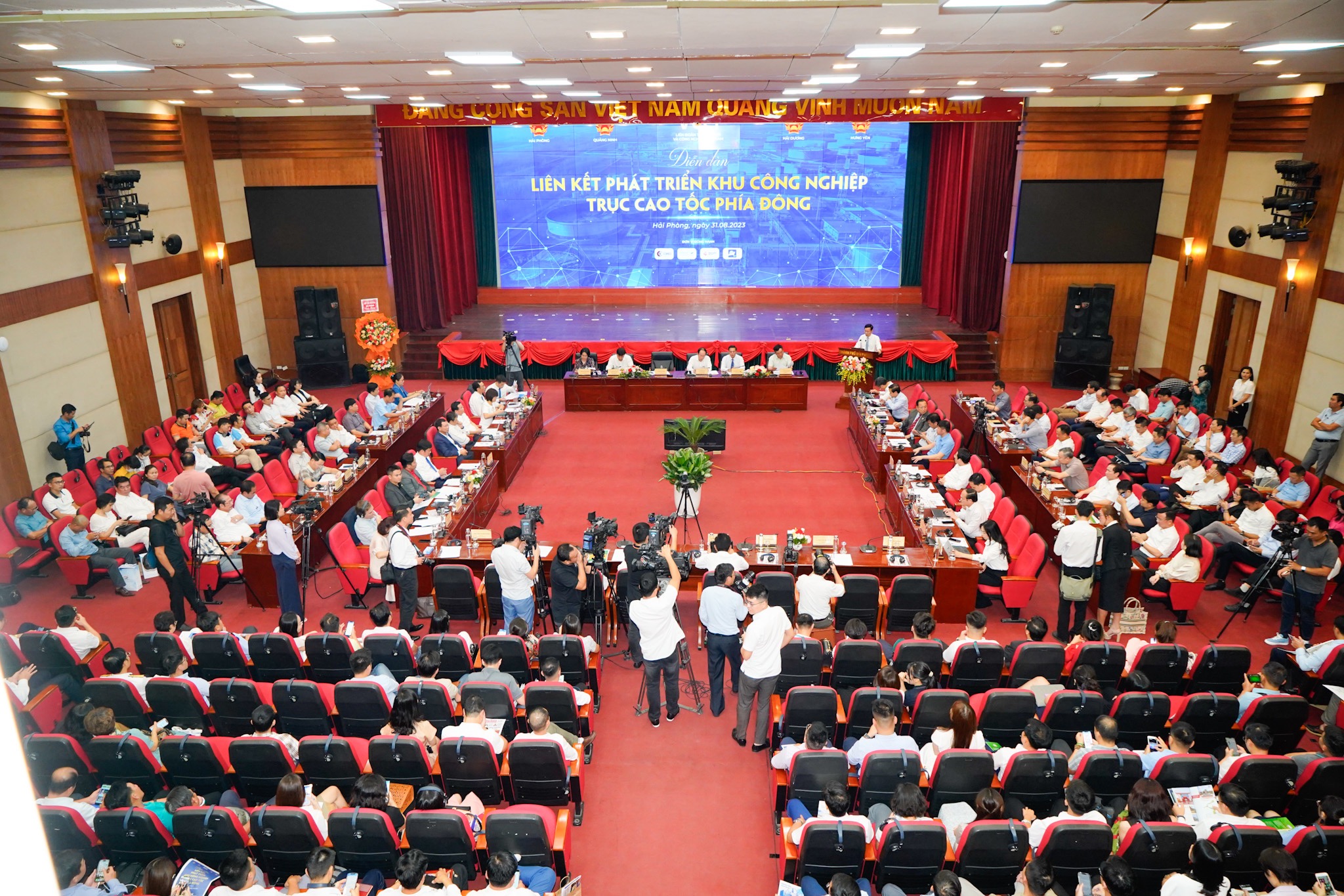 Kết nối, phát triển bền vững kinh tế trục cao tốc phía Đông