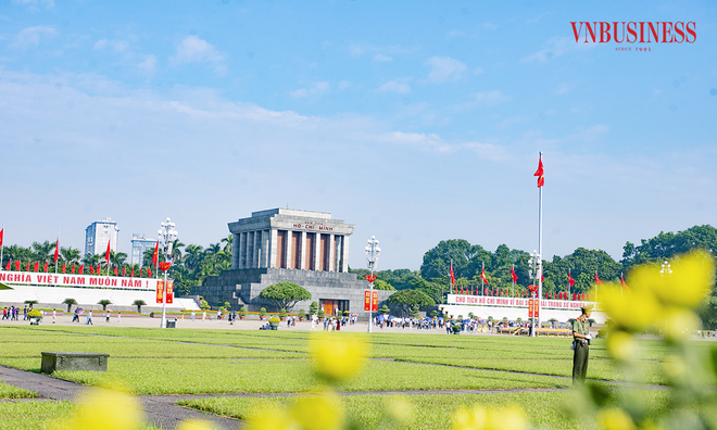 <p class="Normal">
Lăng Chủ tịch Hồ Chí Minh rực rỡ cờ hoa trong một sớm Thu trong xanh, yên bình.</p>