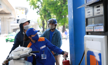 Giá xăng &#039;đứng yên&#039;, dầu diesel đắt thêm 410 đồng/lít