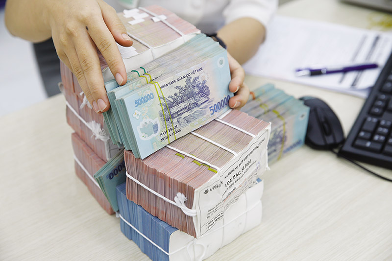 Vì sao lãi suất khoản vay cũ vẫn neo cao?